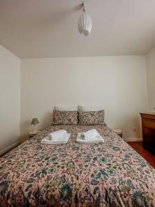 a bedroom with a bed with two towels on it at Cozy - Centre Historique - Gare à proximité - Grande Terrasse in Béziers