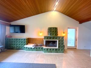 a living room with a fireplace in the middle at Bodea Alpenblick in Rickenbach