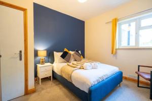 een slaapkamer met een bed en een raam bij Cozy & Stylish 2bed Flat - WiFi - Parking - Garden - Bristl in Bristol