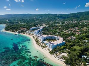 オーチョ・リオスにあるRiu Ocho Rios - All Inclusiveのビーチにあるリゾートの航空写真
