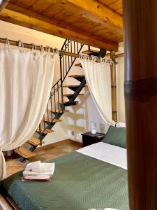 シャッカにあるB&B Antico Caricatore - Ex B&B Porta di Mareのベッドルーム1室(カーテン付きのベッド1台、階段付)