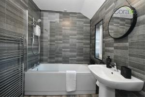 皮布瑞的住宿－3 Bedroom Blissful Living for Contractors and Families Choice by Coraxe Short Stays，带浴缸、水槽和浴缸的浴室