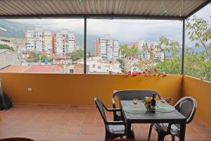 a table and chairs on a balcony with a view at Apartamento Piedecuesta in Piedecuesta