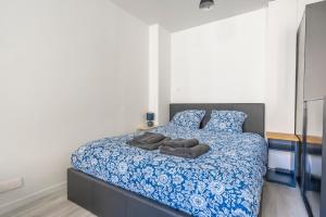 ein Schlafzimmer mit einem blauen und weißen Bett mit zwei Kissen in der Unterkunft Studio centre Cannes in Cannes
