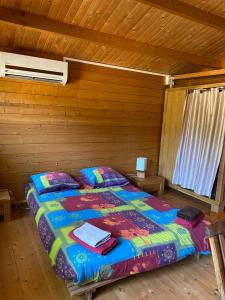 une chambre avec un lit dans une pièce en bois dans l'établissement Villa de charme à Martignargues avec piscine privée, à Martignargues