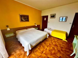 Postel nebo postele na pokoji v ubytování Hotel Silvana Garnì