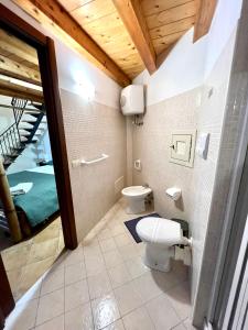ein Bad mit WC und ein Bett in einem Zimmer in der Unterkunft B&B Antico Caricatore - Ex B&B Porta di Mare in Sciacca