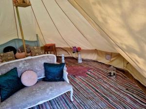 מיטה או מיטות בחדר ב-French Tent secret garden glamping