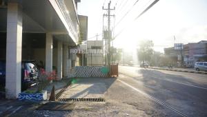 una calle vacía con un edificio a un lado de la carretera en Hotel Wijaya Family en Yogyakarta