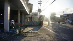 una strada vuota con un edificio sul lato della strada di Hotel Wijaya Family a Yogyakarta