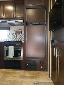 Η κουζίνα ή μικρή κουζίνα στο Rv11 Xlr - 27' Family Toy Hauler - Sleeps 6