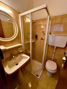 Koupelna v ubytování Hotel Silvana Garnì + 29 fotografií