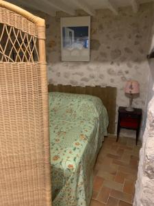 En eller flere senge i et værelse på Studio Tourrettes-sur-loup, le charme de l'ancien
