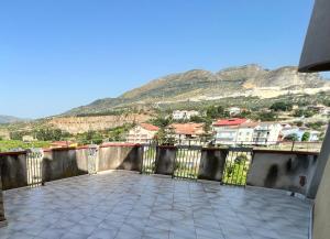 Elle comprend un balcon offrant une vue sur la montagne. dans l'établissement Casa vacanza La casa delle Onde, à Torrenova