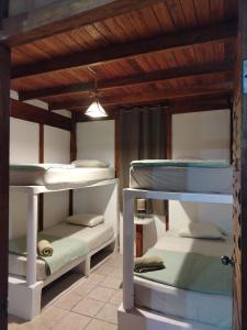 Canoas的住宿－puntacanoas bungalows，带木天花板的客房设有两张双层床。
