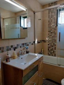 Koupelna v ubytování Modern apartment with pool in the heart of El Portil