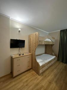 Cette chambre dispose de lits superposés et d'une télévision. dans l'établissement Mariam Sea Towers, à Batoumi