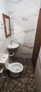 uma casa de banho com um WC e um lavatório em Casa Amarela em São Miguel dos Milagres