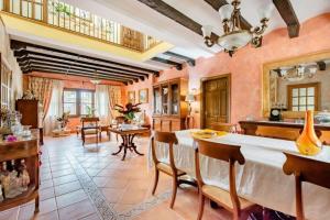 cocina y comedor con paredes de color rosa en Masia Castellvi en Vinyols i els Arcs