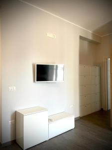 a white room with a tv on the wall at Casa Orsini Vista Mare -Manfredi Homes&Villas in Manfredonia