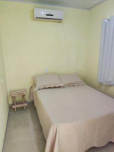 En eller flere senge i et værelse på Casa Amarela
