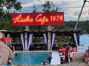 uma placa sobre uma piscina num resort em Su Casa Bonita, Negril em Negril