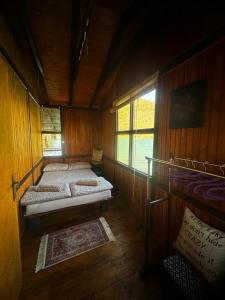 una camera con due letti e una finestra di ECO cabin Plivsko jezero Jajce a Jajce