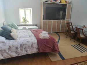 Łóżko lub łóżka w pokoju w obiekcie Habitaciones Casa Santander Playa Valdenoja