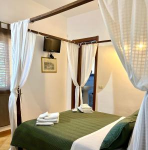 1 dormitorio con 1 cama con toallas en B&B Antico Caricatore - Ex B&B Porta di Mare en Sciacca