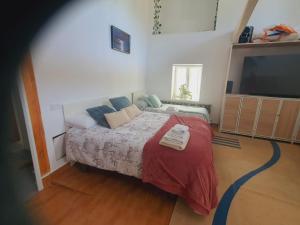 Łóżko lub łóżka w pokoju w obiekcie Habitaciones Casa Santander Playa Valdenoja