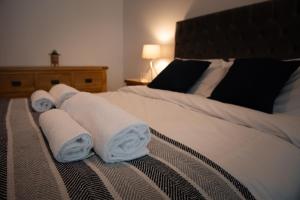 Postel nebo postele na pokoji v ubytování Modern Buxton Town House