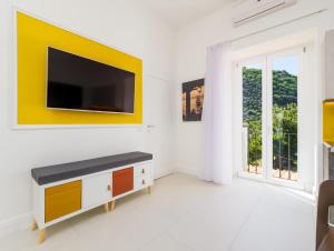 圣安吉洛Tordara House - Elegant apt的墙上挂着电视的客厅