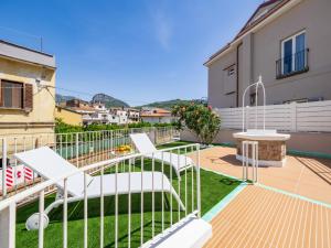 圣安吉洛Tordara House - Elegant apt的建筑物上的带椅子和桌子的阳台