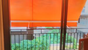 カレーリャにある2 bedrooms apartement at Calella 170 m away from the beach with furnished balconyのオレンジ色の壁のバルコニーの窓から景色を望めます。
