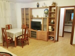 カレーリャにある2 bedrooms apartement at Calella 170 m away from the beach with furnished balconyのリビングルーム(テーブル、テレビ付)