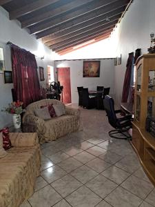 uma sala de estar com um sofá e uma mesa em Cozy 2BR/1BA retreat in St.Kitts close to airport em Romneys