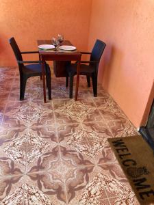 jadalnia ze stołem i 2 krzesłami w obiekcie Su Casa Bonita, Negril w Negril