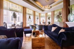 法爾肯堡的住宿－單極大酒店，客厅设有蓝色的沙发和窗户。