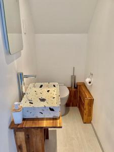 ein Badezimmer mit einer Matratze auf einem Tisch und einem WC in der Unterkunft La Villa KEROMER in Étel