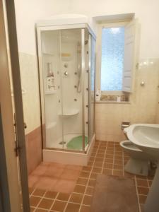 bagno con doccia e lavandino di 2 bedrooms apartement with enclosed garden at Vita a Vita