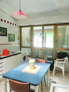 una cucina con tavolo blu e sedie in una stanza di 2 bedrooms apartement with enclosed garden at Vita a Vita