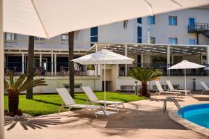 Bazén v ubytování Ticho's Greenblu Hotel nebo v jeho okolí
