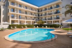 Bazén v ubytování Ticho's Greenblu Hotel nebo v jeho okolí