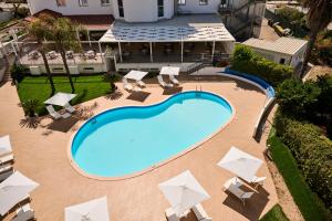 Bazén v ubytování Ticho's Greenblu Hotel nebo v jeho okolí