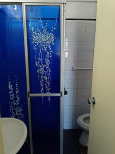 een badkamer met een blauwe douchedeur met een sneeuwvlok erop bij Apartamento para cuatro personas totalmente equipado in Montevideo