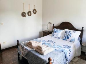 um quarto com uma cama com toalhas em 2 bedrooms apartement with furnished terrace and wifi at Eiriz em Eiriz