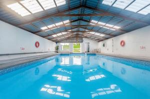 Piscina de la sau aproape de Courtyard Cottages, Barn Cottage