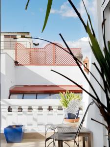 un balcone con 2 sedie su un edificio di 2 bedrooms apartement with wifi at Madrid a Madrid