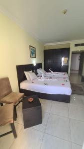 1 dormitorio con 1 cama grande y 1 silla en Uni sharm aqua park en Sharm El Sheikh