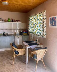 TuinejeにあるCasa-Molinoのキッチン(テーブル、椅子付)